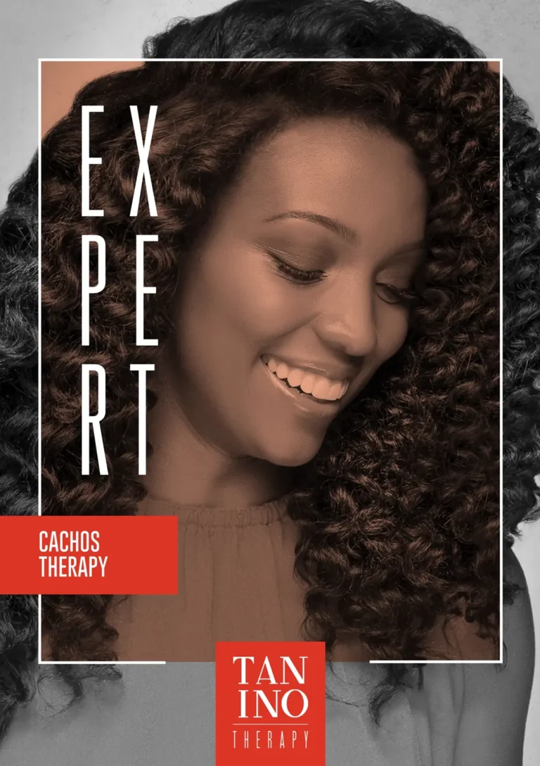 Mulher sorrindo com cabelos cacheados volumosos e bem definidos. Design promocional com texto "EXPERT", "CACHOS THERAPY" e "TANINO THERAPY" em blocos vermelhos sobre fundo branco com moldura, anunciando tratamentos capilares para cabelos cacheados.
